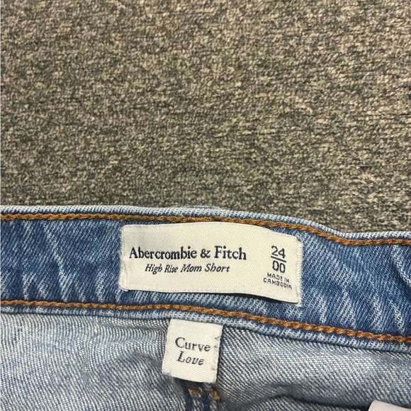 Abercrombie & Fitch Distressed High Rise Mom Short Curve Love Size 24 - Picture 2 of 3